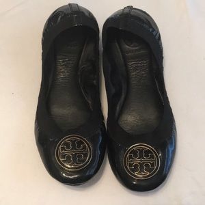 Tory Burch, Black patent leather Caroline flats